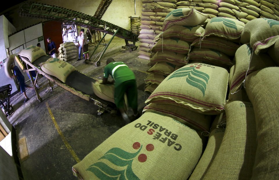 2015-12-20T122403Z_1409114895_GF10000271886_RTRMADP_3_BRAZIL-COFFEE-BAGS